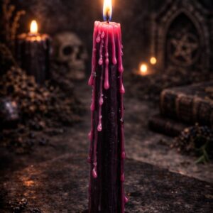 Bougie Coutance rose avec cire coulante dans une ambiance gothique et mystique avec bougies et décor ésotérique
