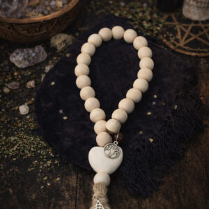 Mala Protection Angélique création Brisylis posé dans une pièce, perles naturelles et symbole arbre de vie