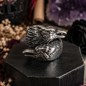 Bague Homme Corbeau au design gothique avec motif de corbeau détaillé.